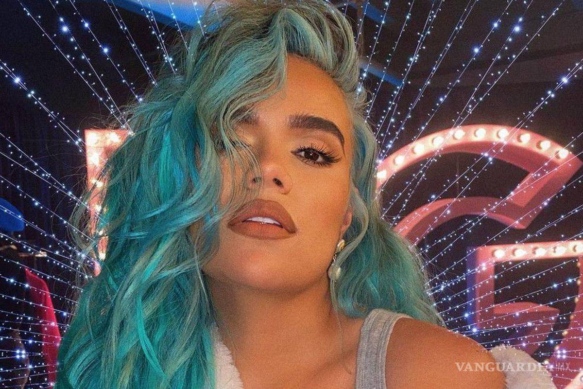 Karol G se cae en pleno concierto... (Video)