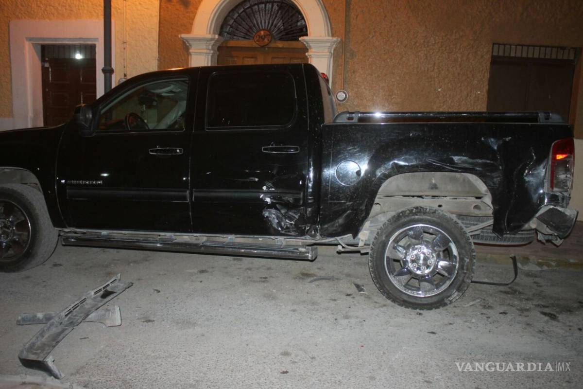 $!Conductor se impacta contra vehículos en Parras... pasan 12 días y no paga daños al afectado