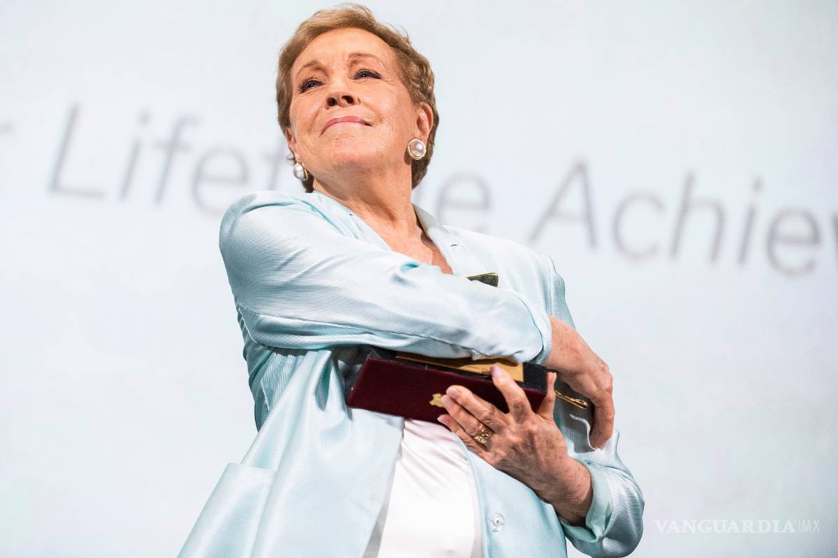 Julie Andrews recibe muy emocionada el León de Oro honorífico en Venecia