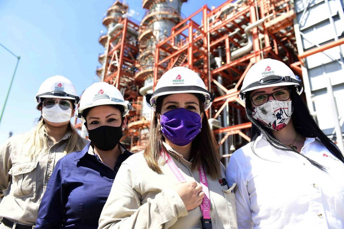 Piden a empleados de Pemex regresar su aguinaldo 'voluntariamente' a fuerza