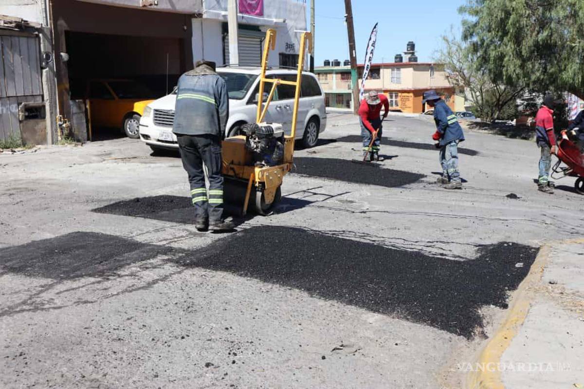 $!Los trabajos de bacheo incluyeron limpieza, aplicación de asfalto caliente y nivelación para asegurar la durabilidad del pavimento.