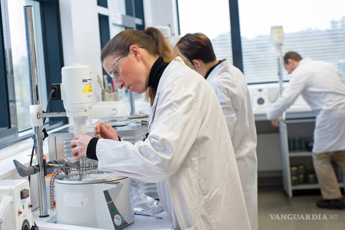 Dior y Givenchy se unen a batalla contra coronavirus; compañía fabricará gel antibacterial