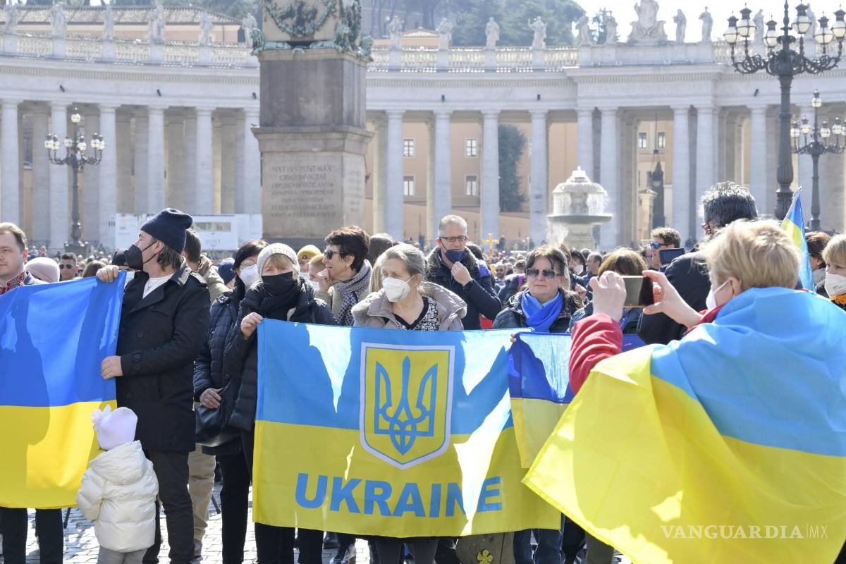 $!Fieles ucranianos durante el rezo del Ángelus del Papa Francisco en la Plaza de San Pedro en el Vaticano. EFE/EPA/Claudio Peri