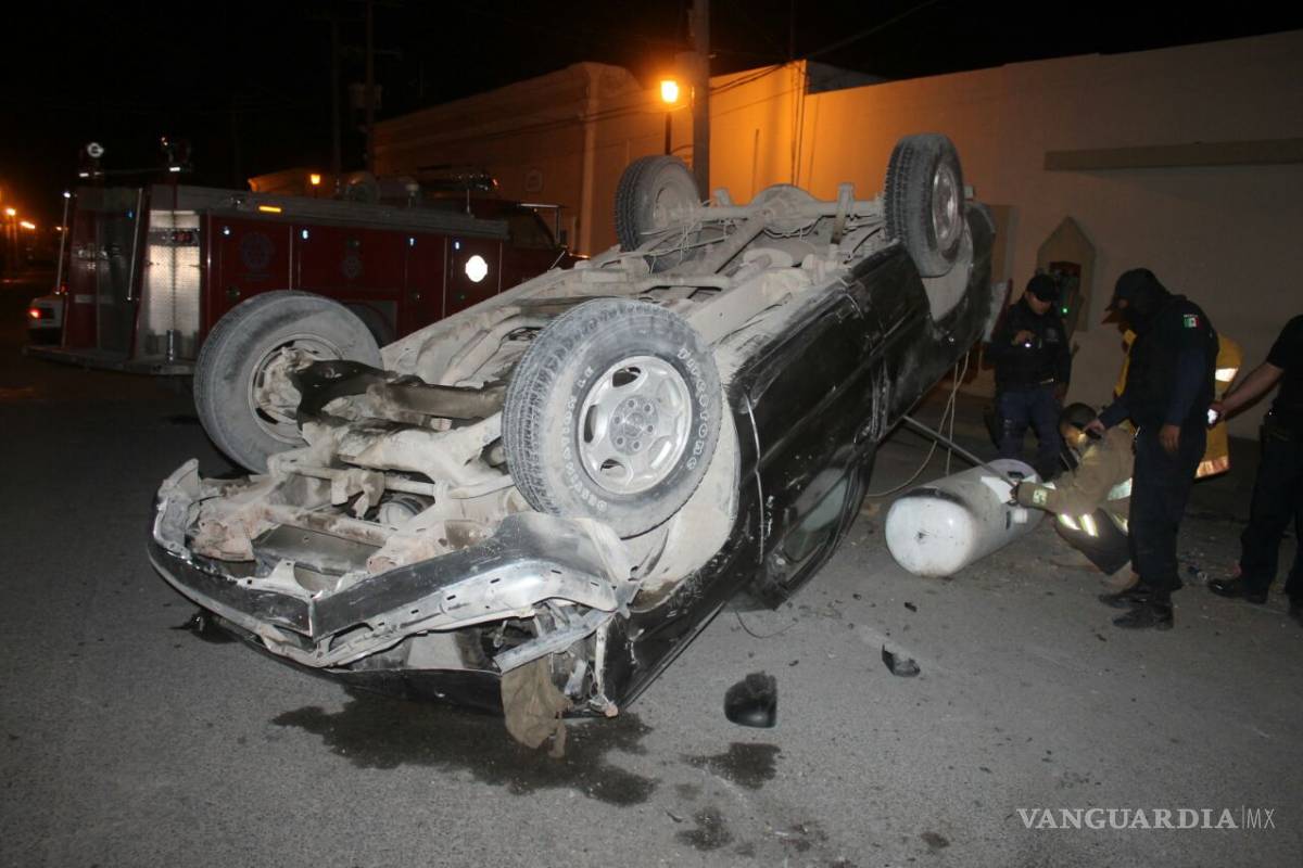 Conductor se impacta contra vehículos en Parras... pasan 12 días y no paga daños al afectado