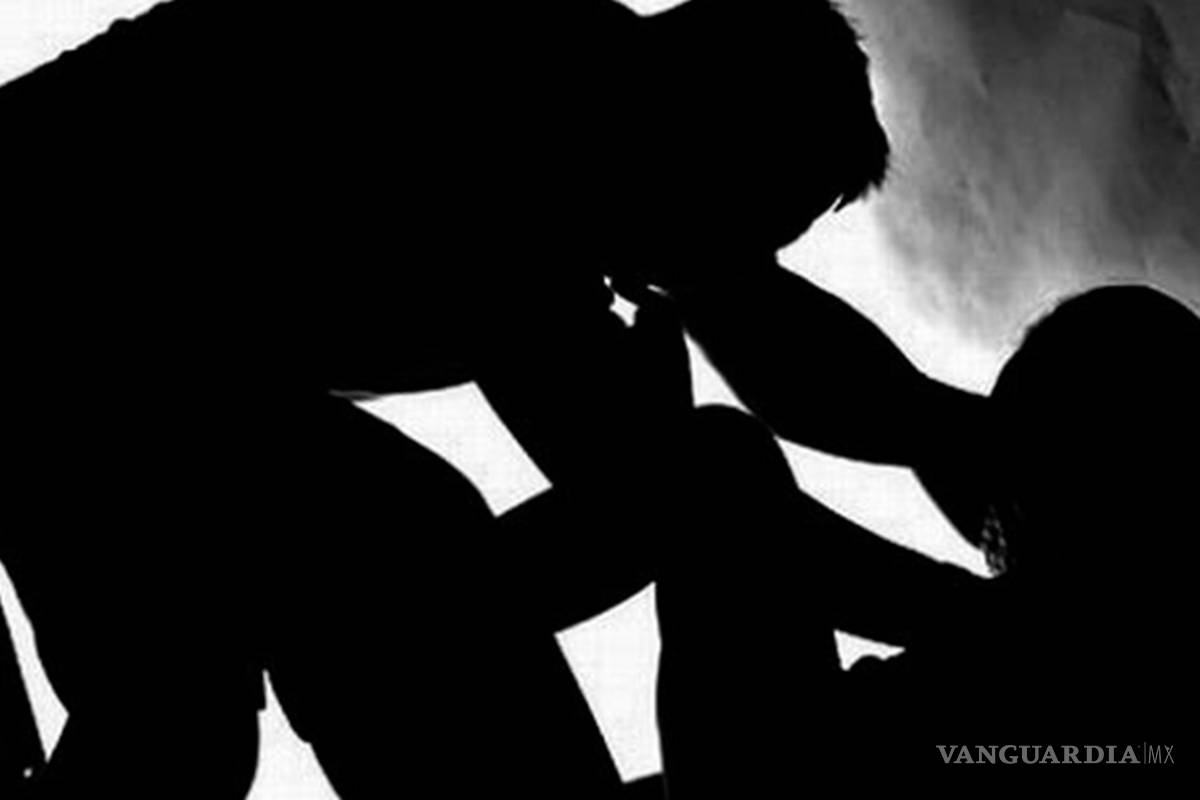 Viola a su hija lesbiana, para probarle que el sexo con hombres es mejor