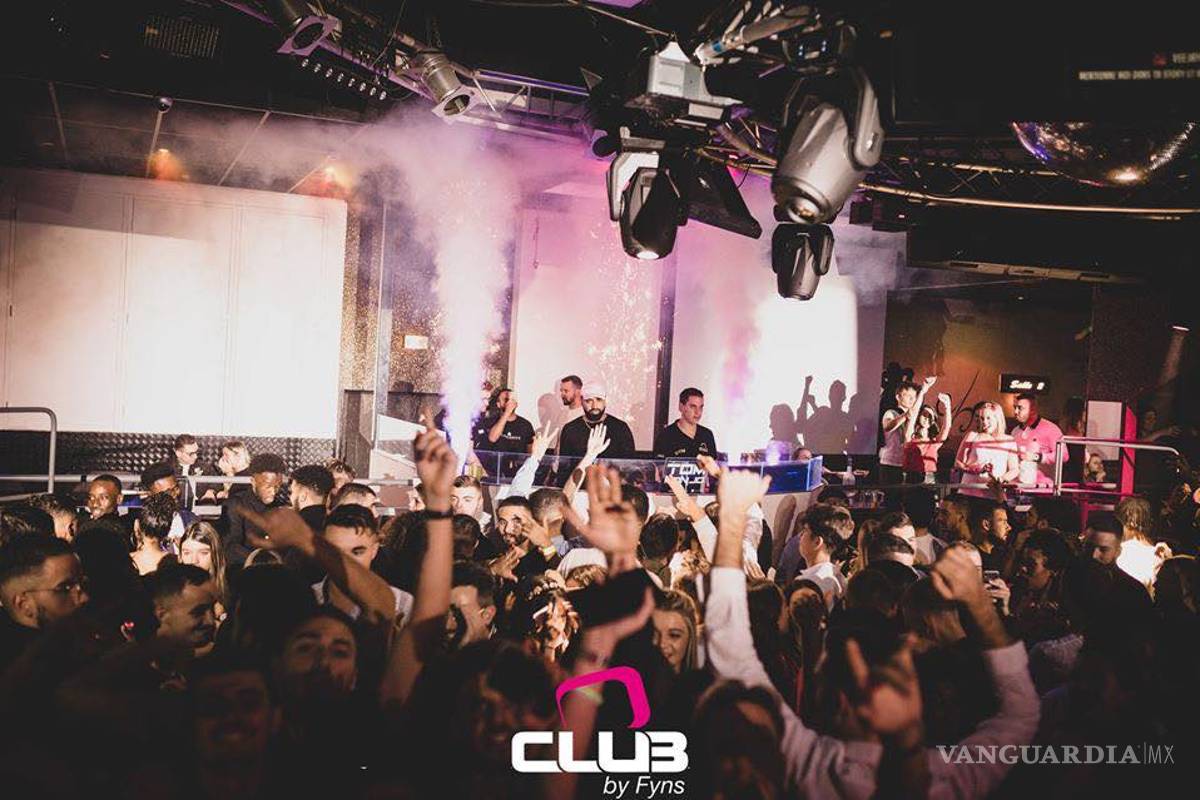 Embarazada sale de fiesta y da a luz en plena discoteca, regalan entrada gratis de por vida al niño