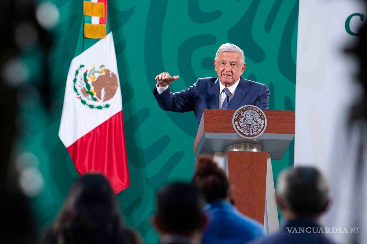 AMLO reproduce video viral de abuelito enojado por vacunarse