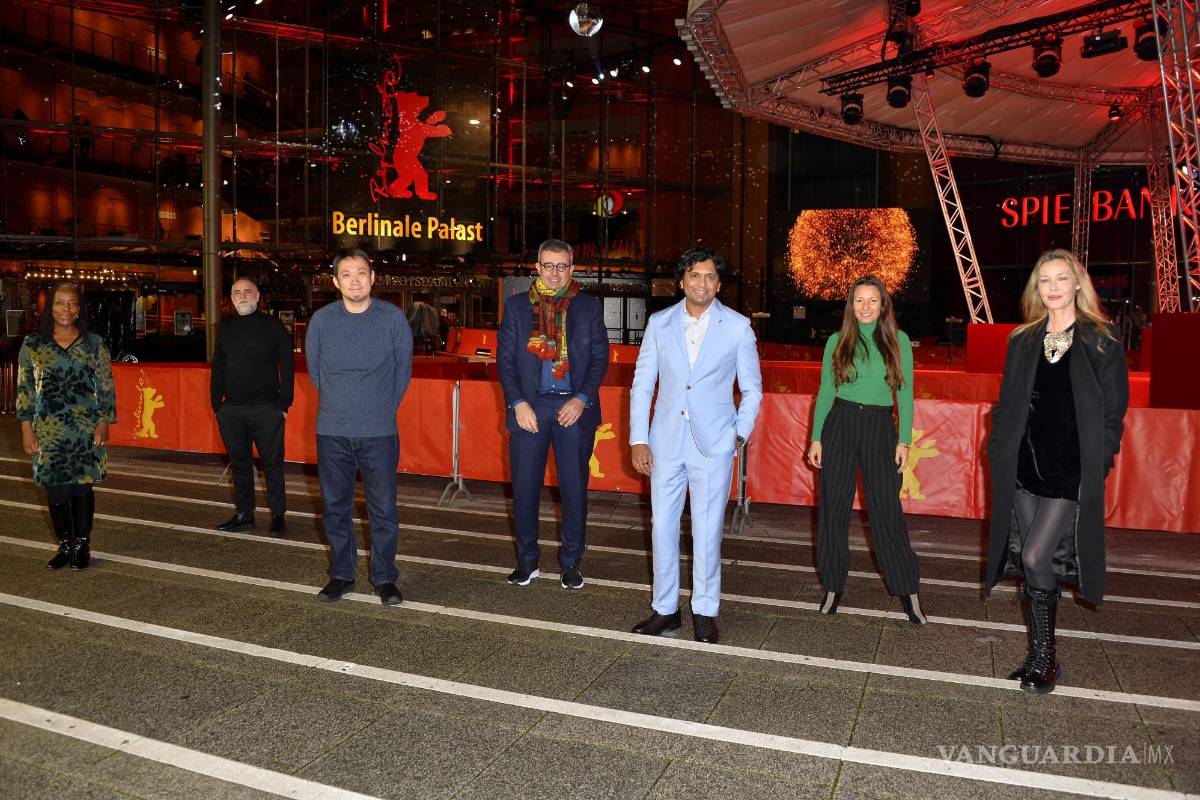 $!Miembros del Jurado frente al Berlinale Palast antes de la 72.ª edición del Festival Internacional de Cine de Berlín en Berlín. EFE/EPA/Michael Timm