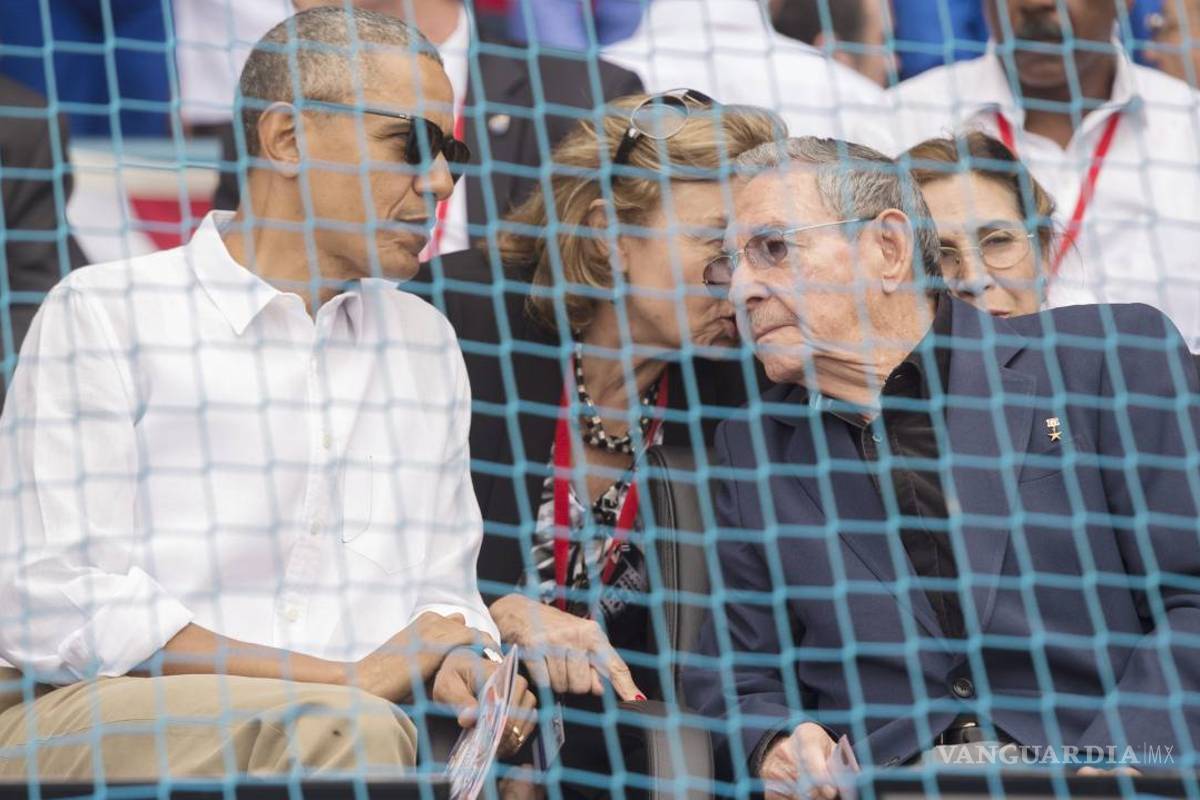 Obama y Raúl Castro asisten juntos a partido de béisbol