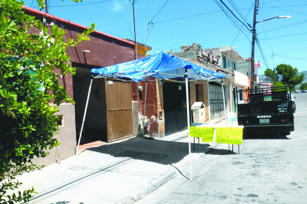 En Saltillo, de ropa de temporada a elaborar cubrebocas