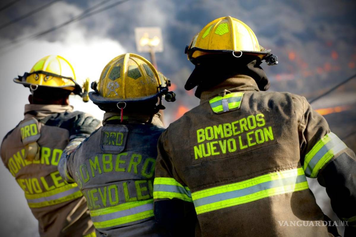 Nuevo León: Fuerte incendio en baldío provoca la evacuación de 80 trabajadores en Santa Catarina