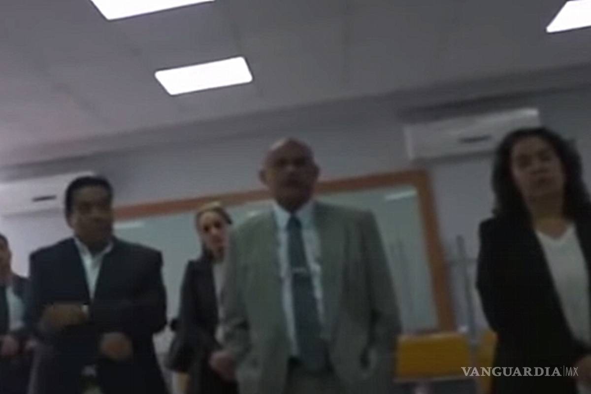 Le cancelan examen profesional de estudiante porque no vestía saco y corbata (VIDEO)