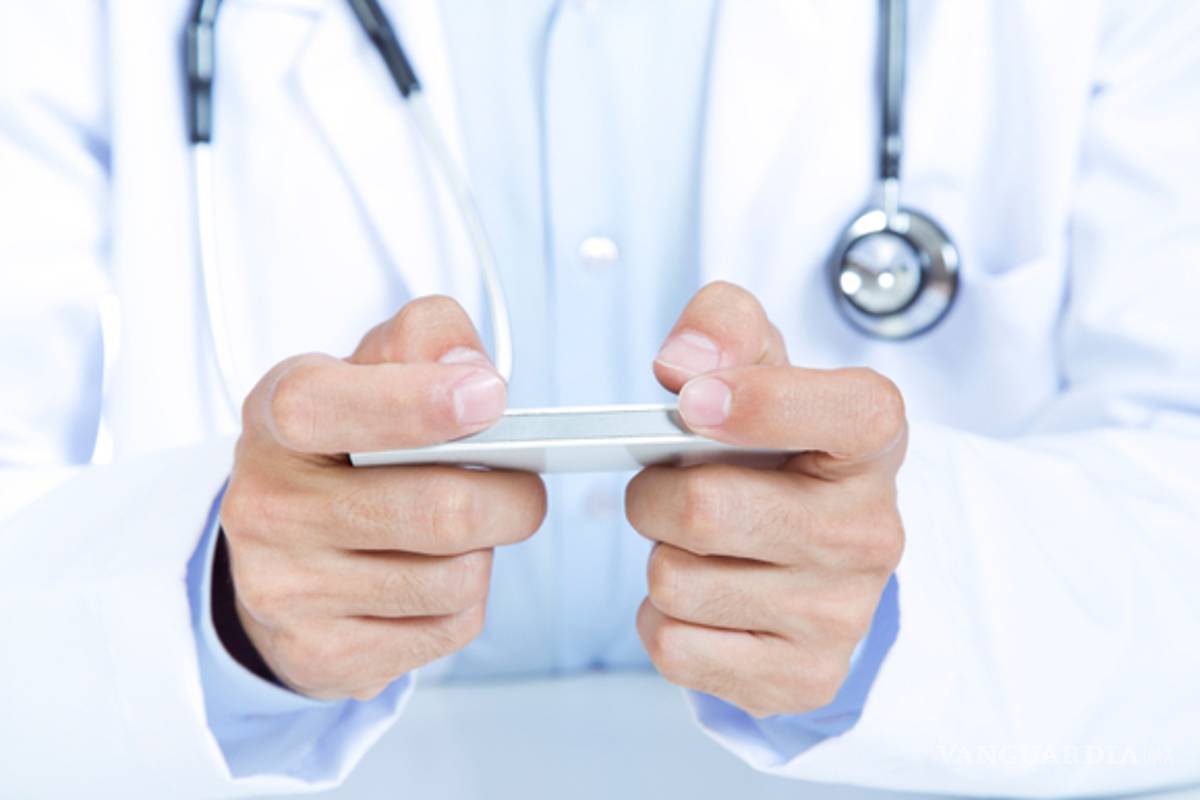 Amenaza IMSS con despedir a médicos que usen celular en instalaciones