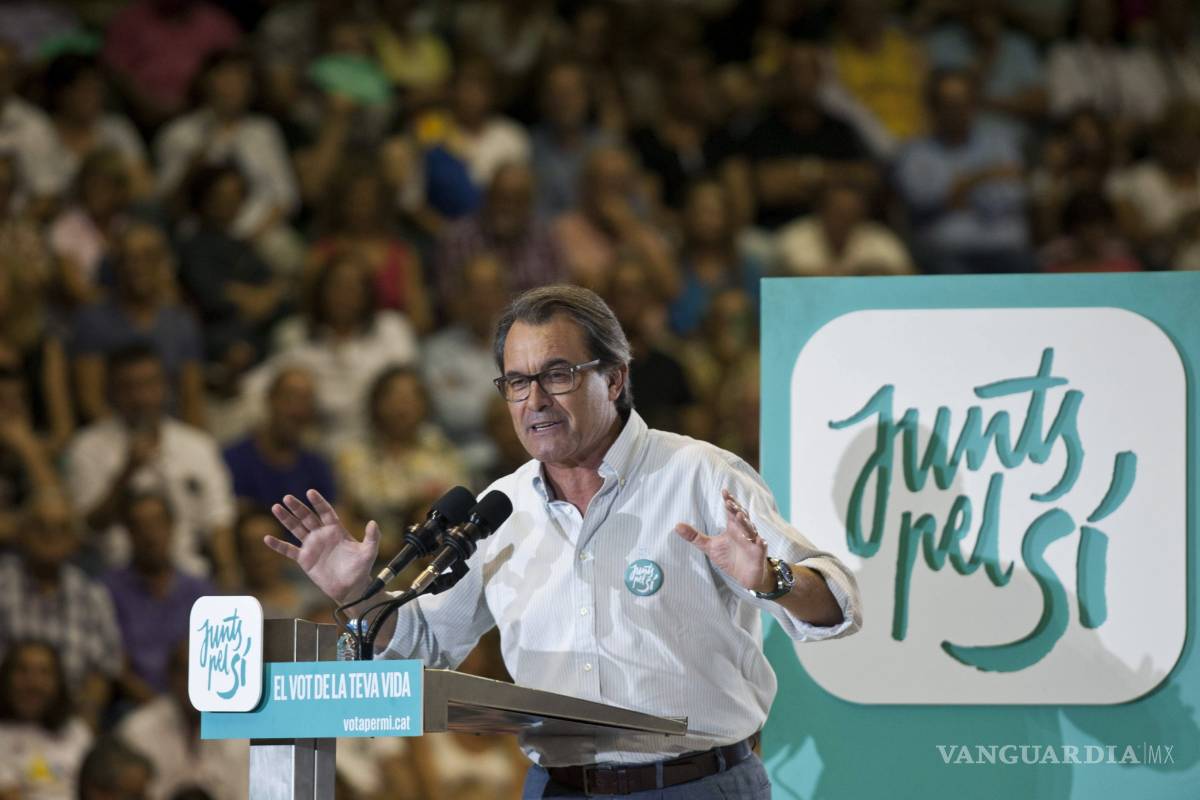 Cataluña cierra la campaña electoral partida en dos