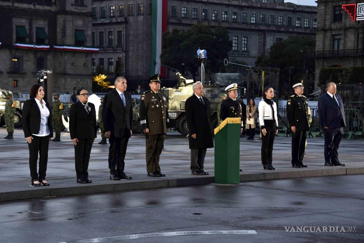 Recuerda Presidencia a víctimas de los sismos del 85 y 2017; AMLO iza bandera en el Zócalo