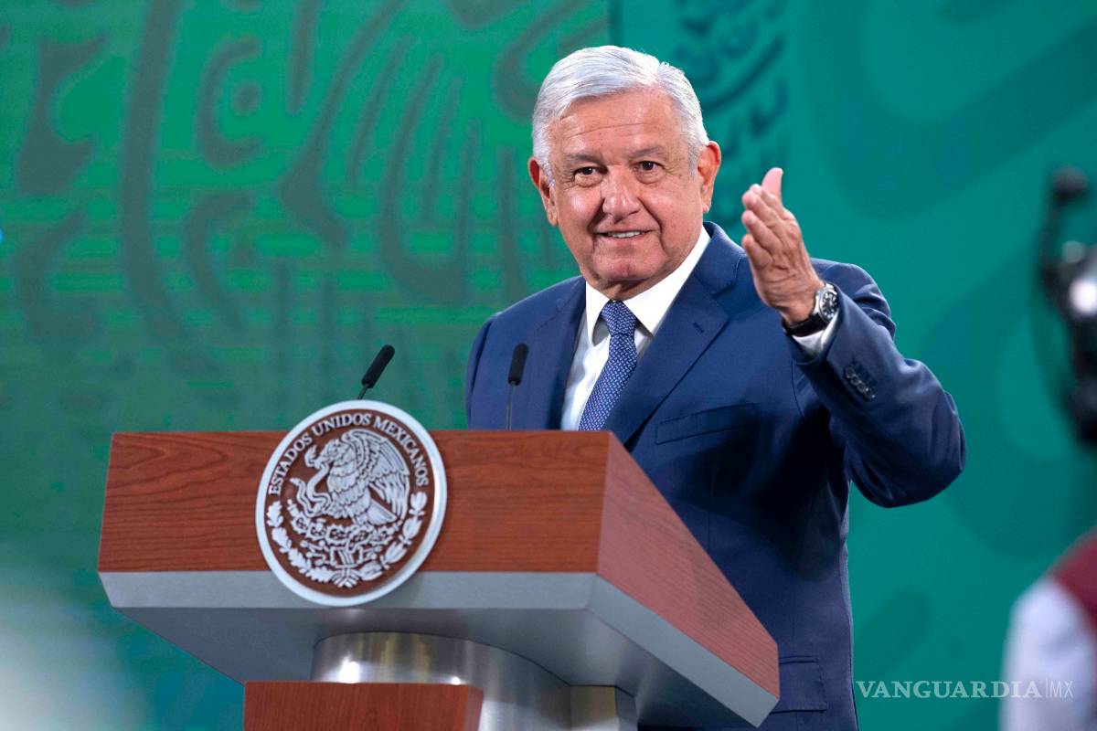 AMLO entrega premios al mérito a médicos y enfermeros que combaten pandemia