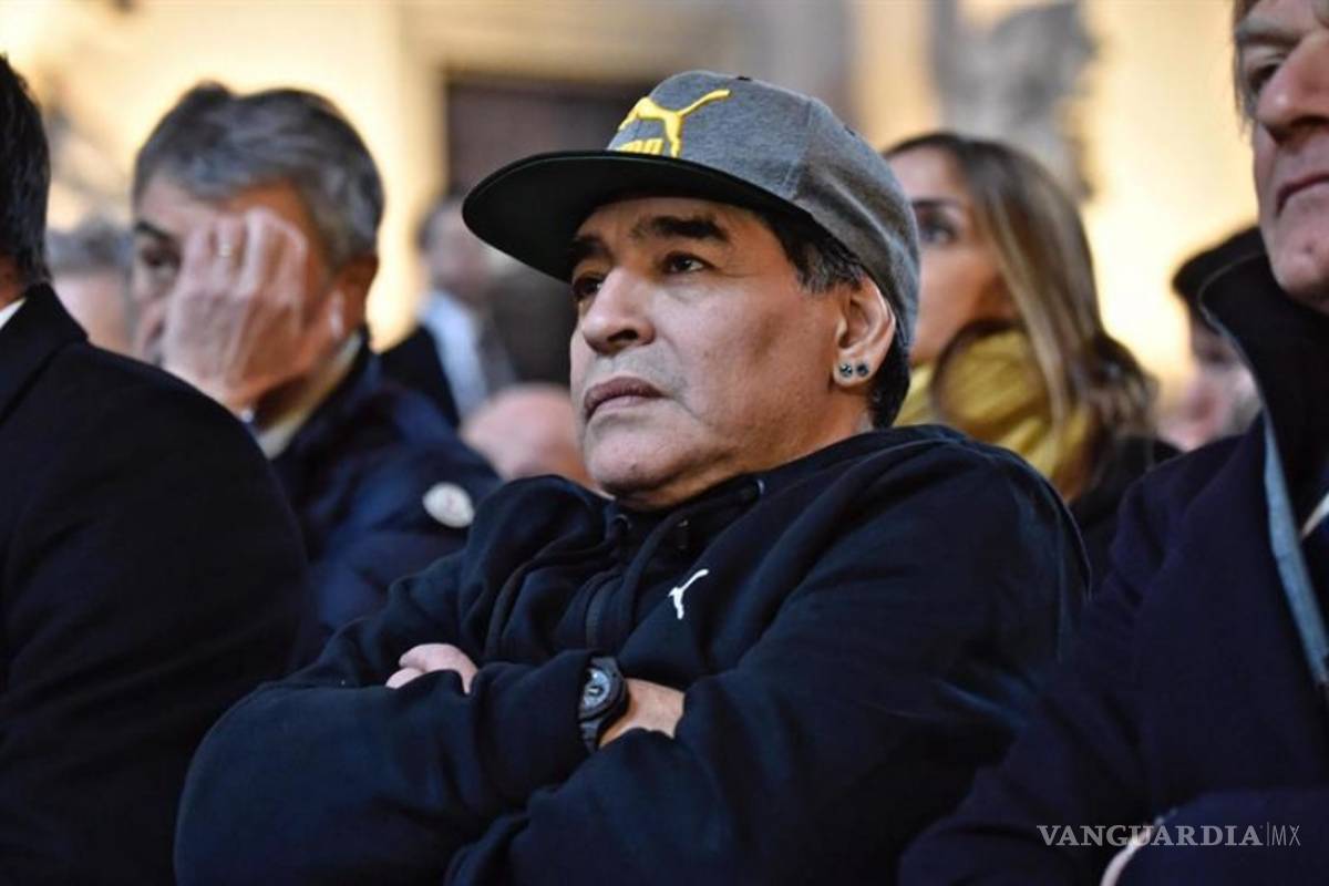 Maradona asiste al musical en su honor en teatro de Nápoles
