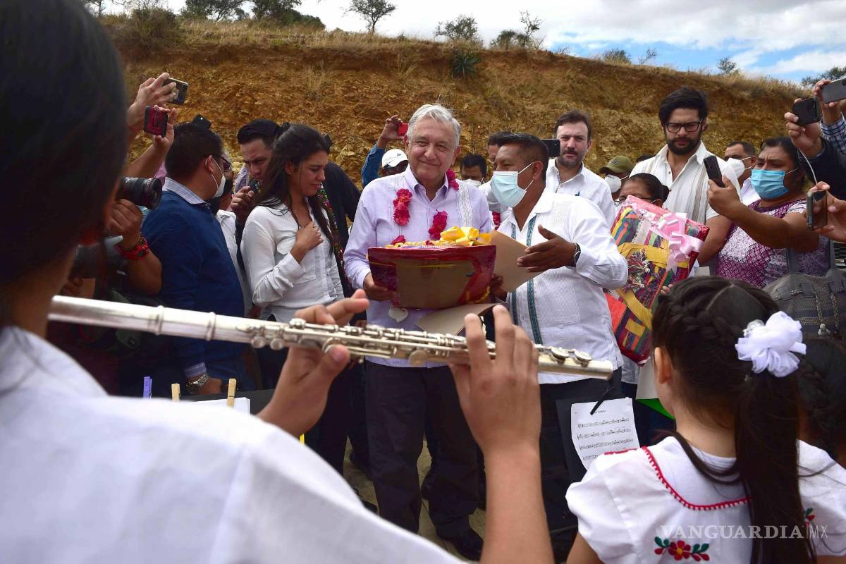 Me canso ganso de distribuirlos medicamentos, dice AMLO