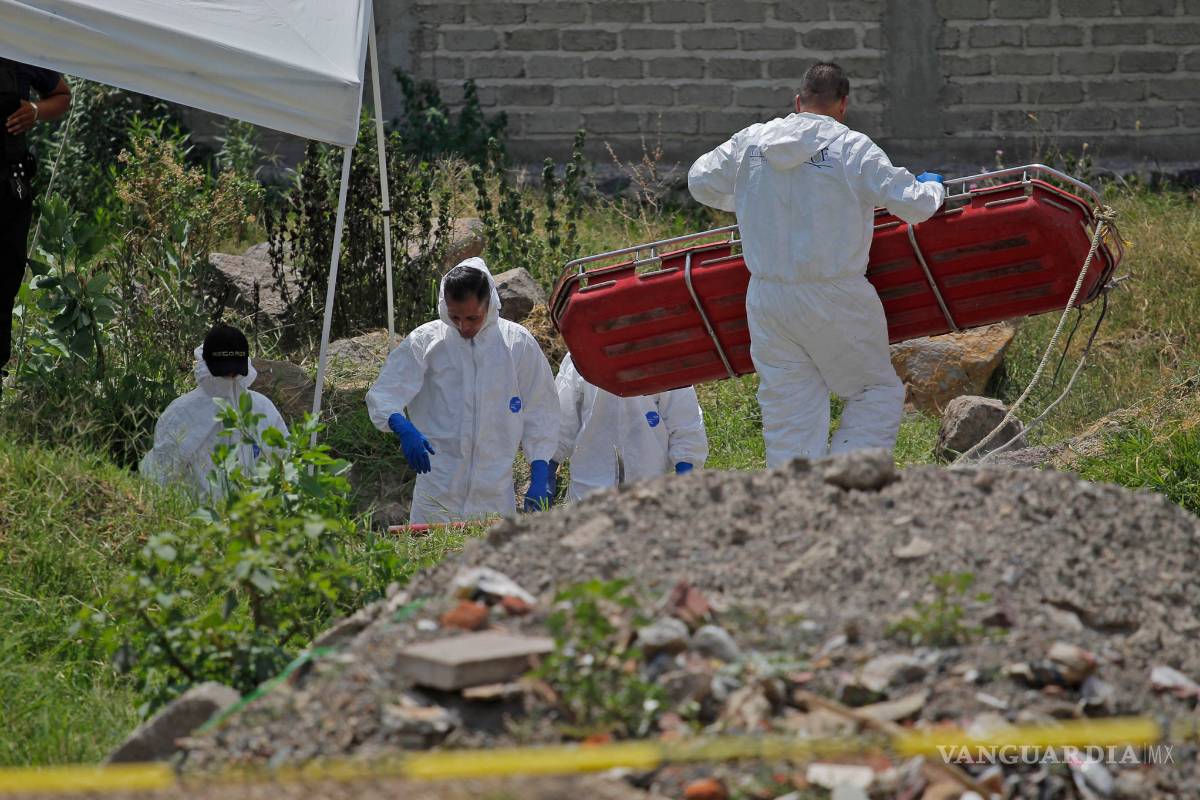 Hallan en fosa clandestina los restos de 24 personas