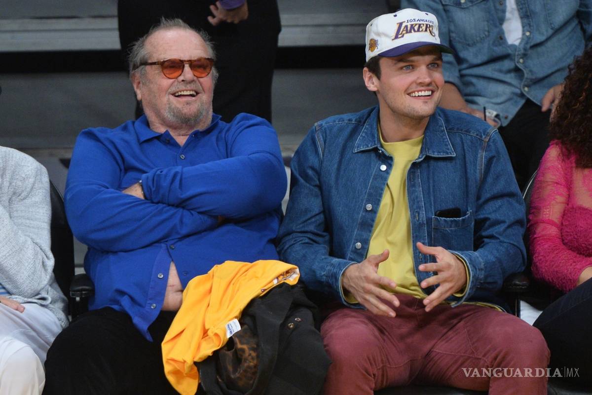 Jack Nicholson saborea una dona y muestra su vientre en el juego de LA Lakers
