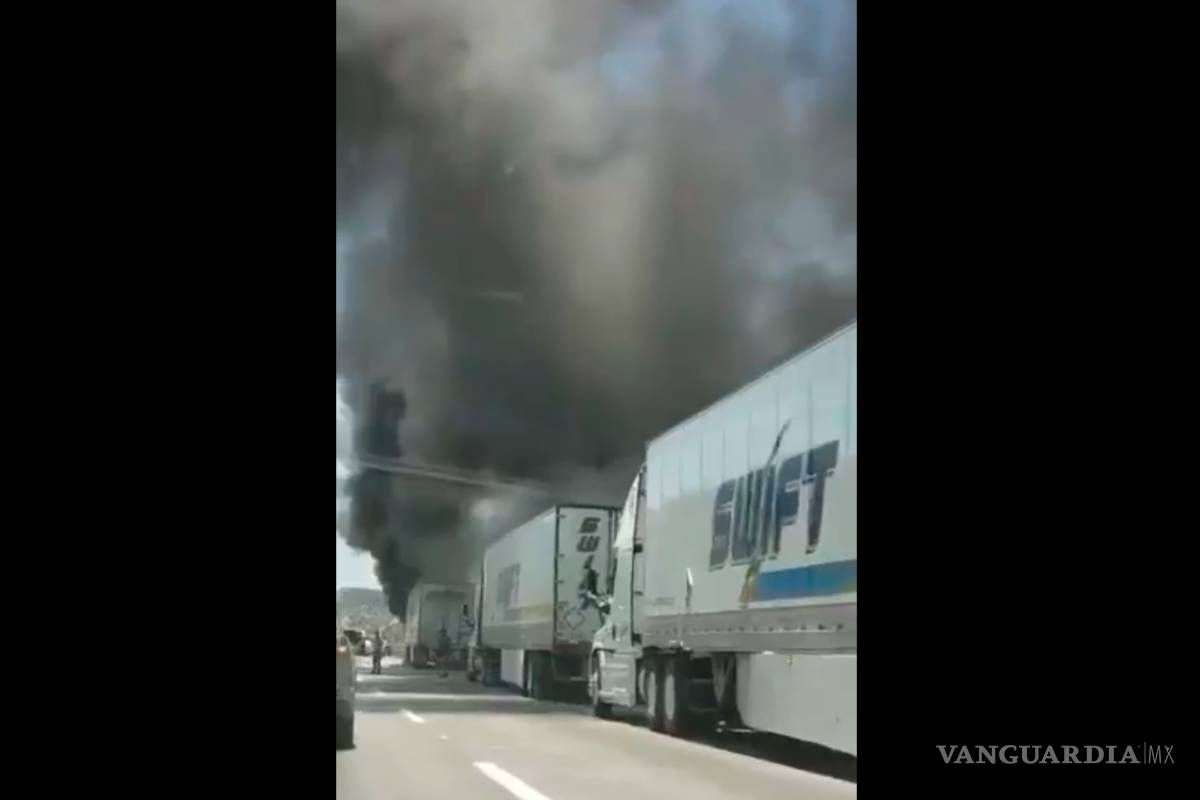 Abren circulación en Autopista después de incendio de tráiler