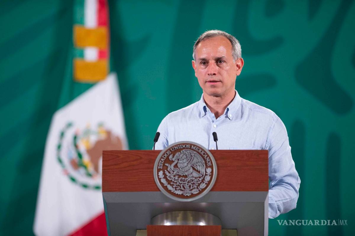 Gatell tose en conferencia, sin cubrebocas; es un &quot;catarro común&quot; dice