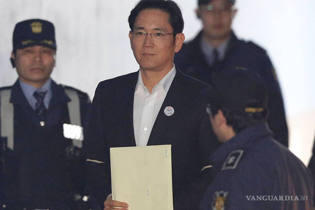 Heredero del grupo Samsung sale en libertad, suspenden su condena por corrupción