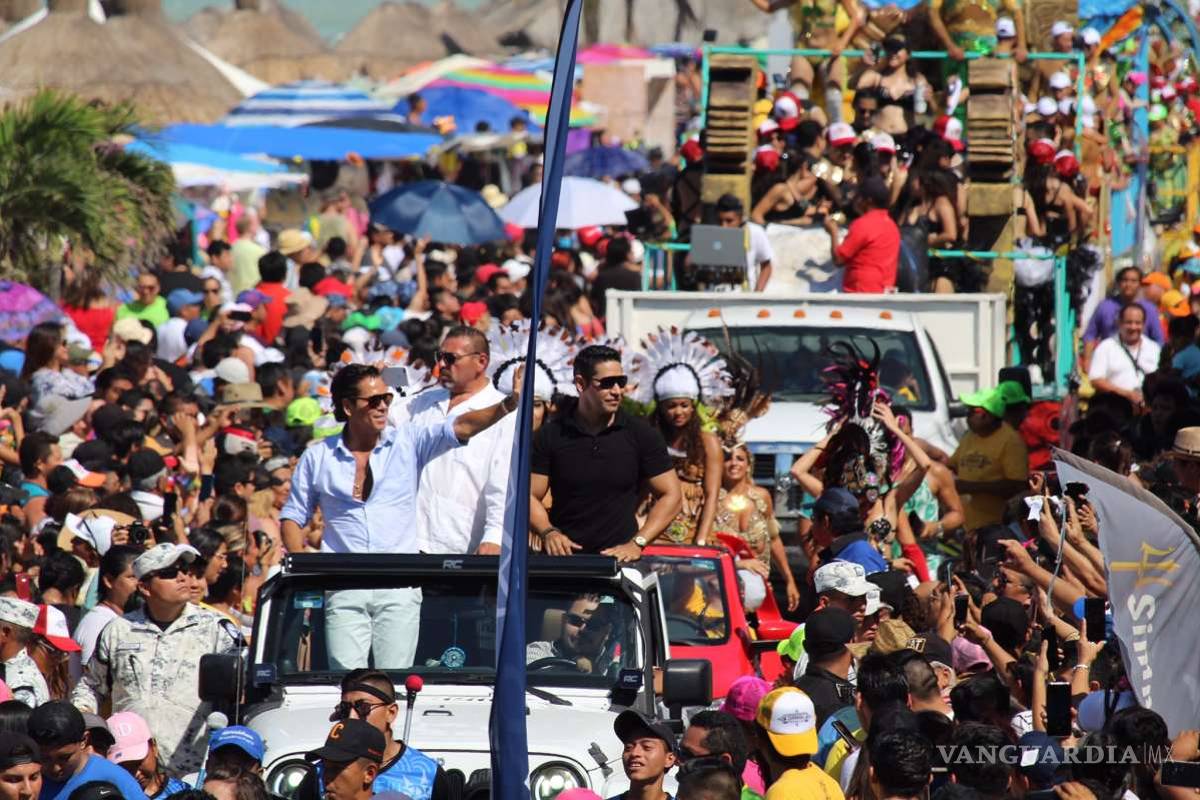 'El diamante negro' Roberto Palazuelos es custodiado en desfile... ¡por la Guardia Nacional!
