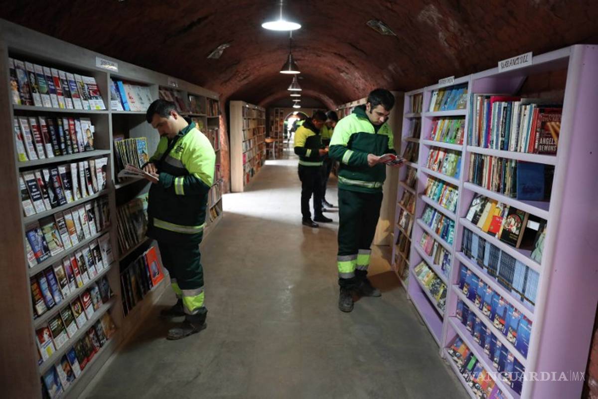 Recolectores de basura crean biblioteca con libros que fueron desechados
