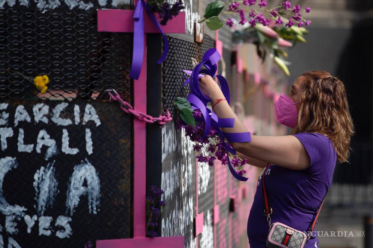 Ponen flores en la valla que protege Palacio Nacional