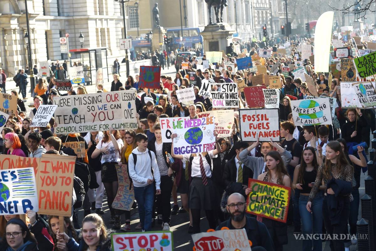 Miles jóvenes británicos toman las calles en protesta por el cambio climático