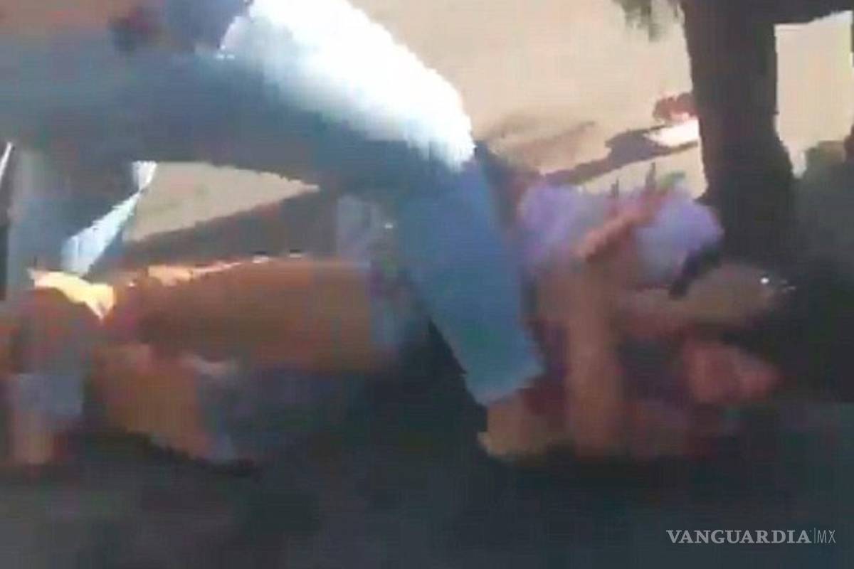 Mujeres pelean en estacionamiento, luego se dan de choques en sus camionetas (video)