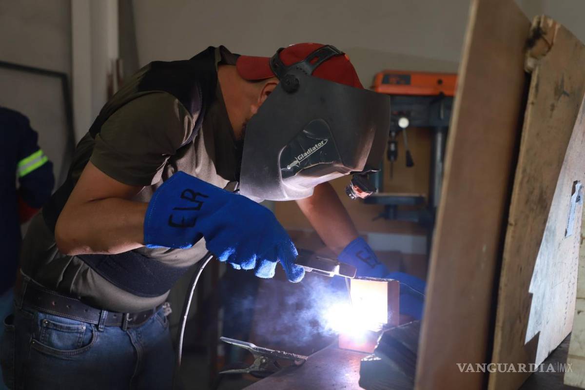 $!Participantes del taller de soldadura exhiben sus proyectos, ejemplificando la formación práctica proporcionada por el DIF Saltillo.