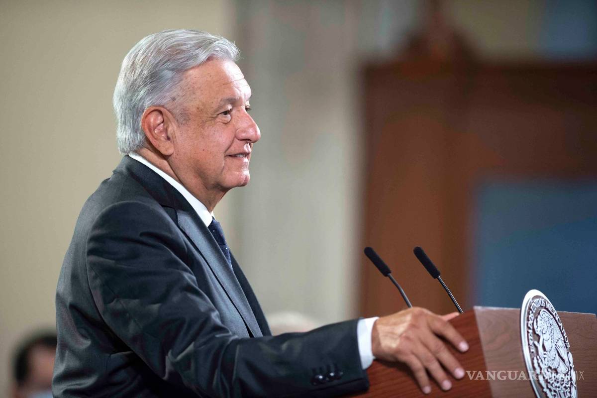 AMLO denuncia red de complicidades en Pemex; señala a políticos y periodistas