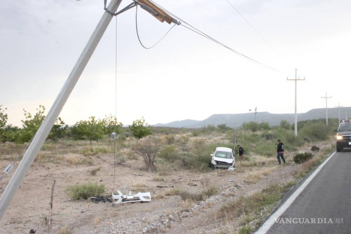 Por exceso de velocidad, se estampa contra poste de energía eléctrica en la Parras - General Cepeda