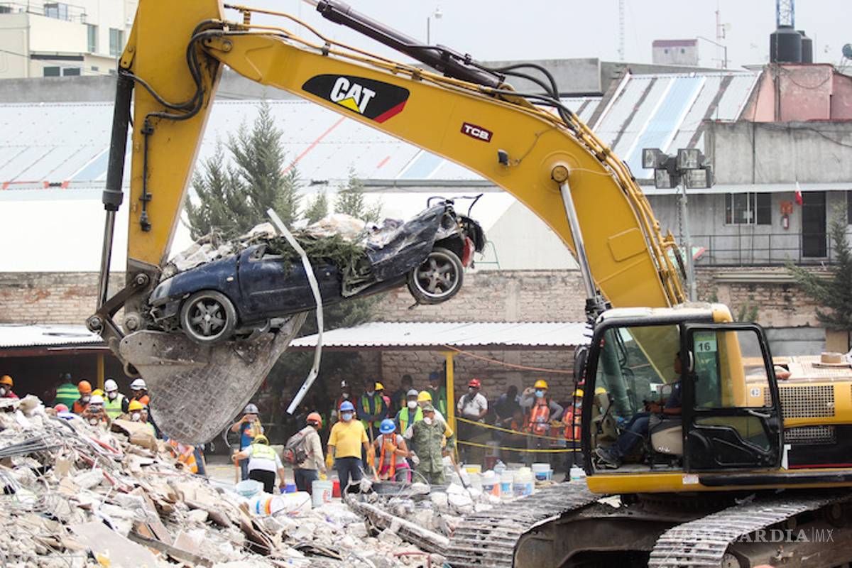 Nada se sabe de costureras que están entre escombros de fábrica del centro de la CDMX