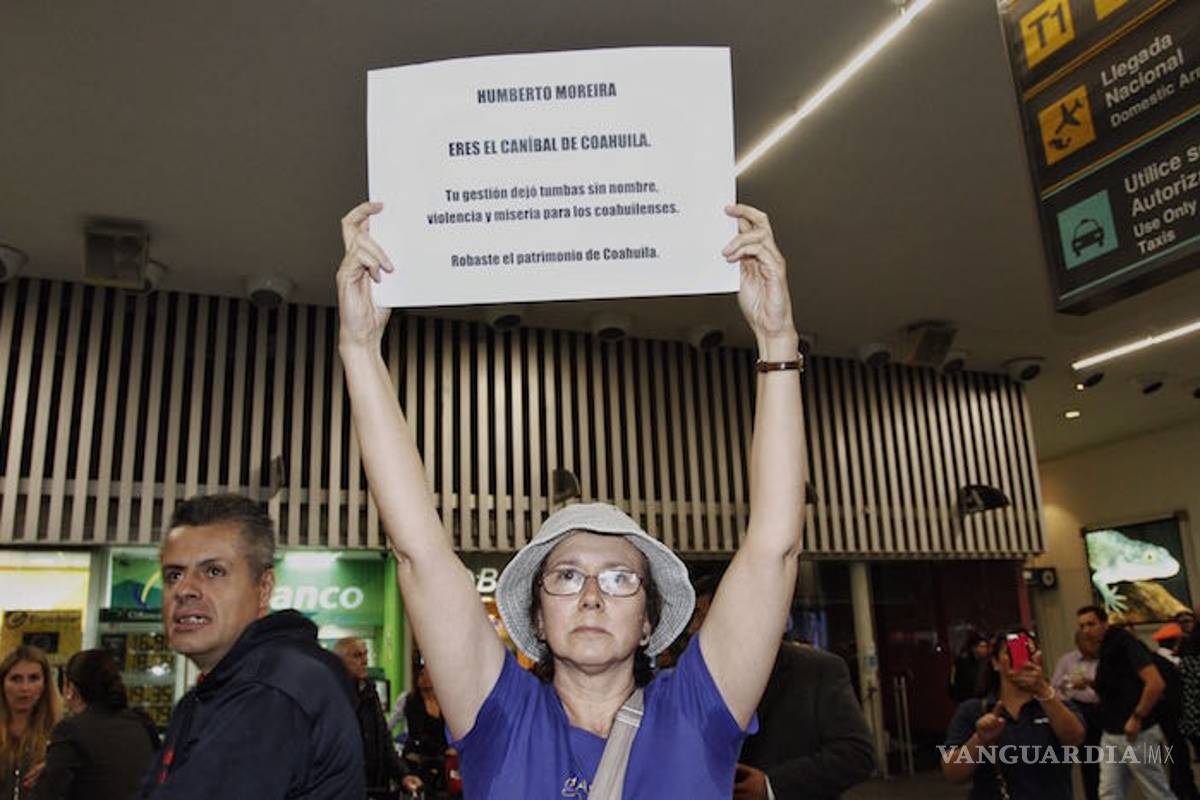 “¡Aquí está tu título profesional!” le gritan a Humberto Moreira al llegar a México (video)