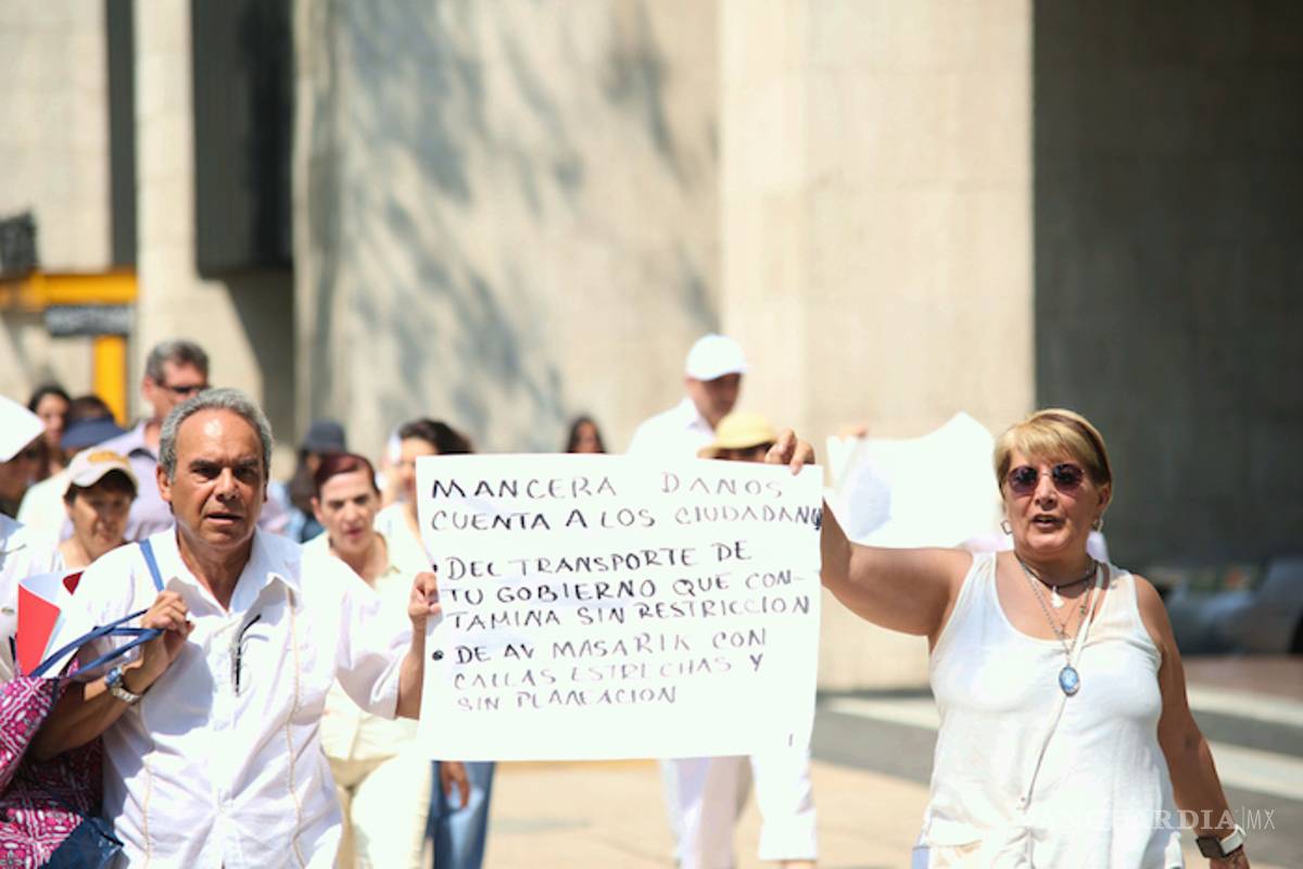Manifestantes califican de 'arbitrarias' medidas emergentes del Hoy No Circula
