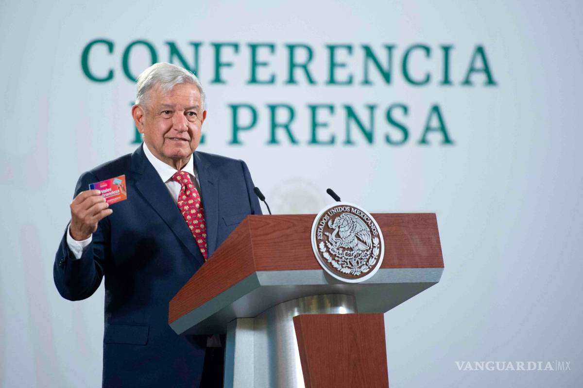 AMLO exhibe a Lorenzo Córdova y Ciro Murayama por 'doble cara' sobre tarjetas