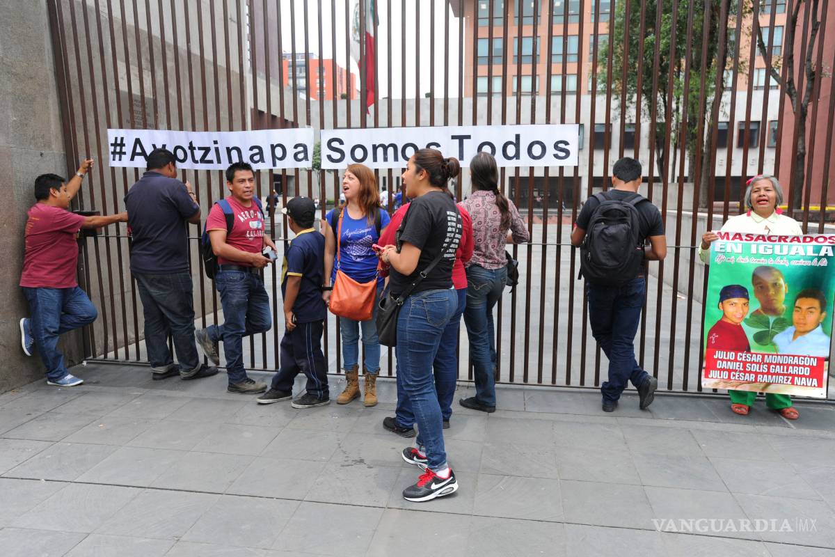 Padres de los 43 hacen plantón en la SRE; buscan diálogo con Claudia Ruiz Massieu