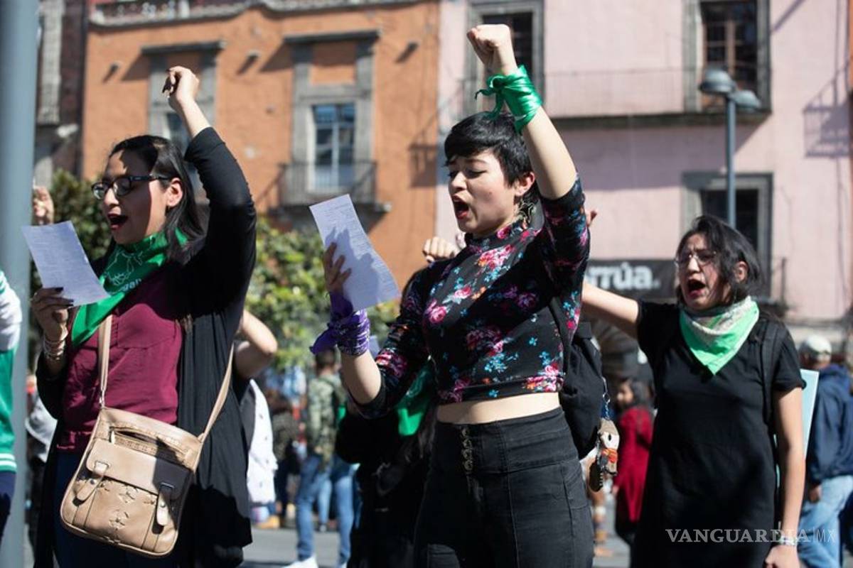 Feministas y fieles se enfrentan junto a la Catedral Metropolitana