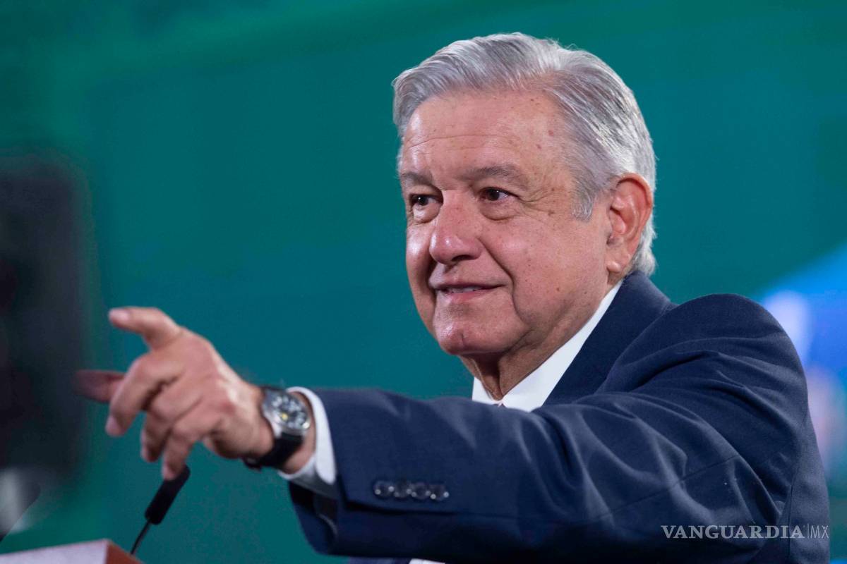 'Le tienen miedo a la democracia': AMLO responde al INE por censura