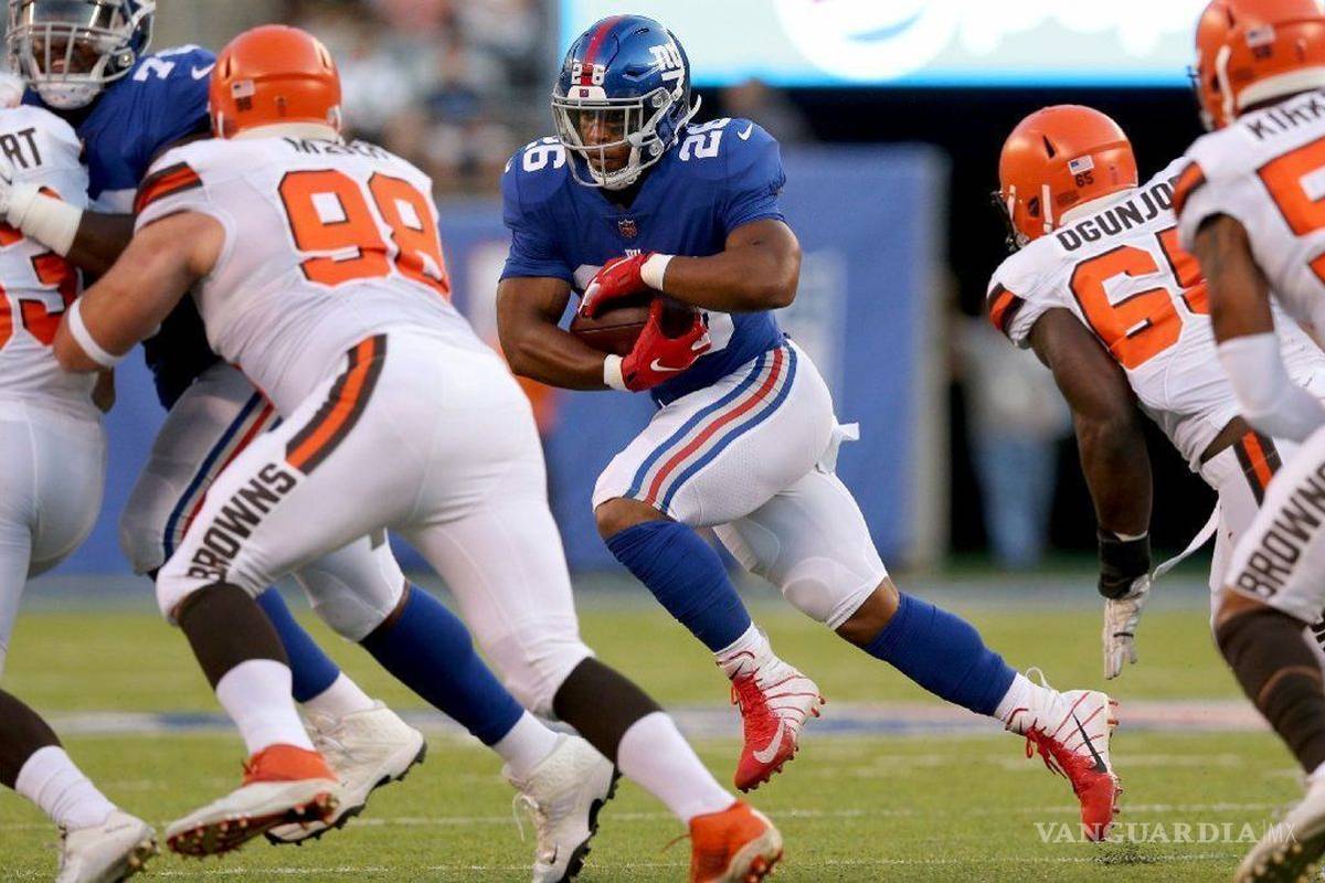 $!¡Alarmas en los Giants! El corredor Saquon Barkley sale lesionado en las prácticas