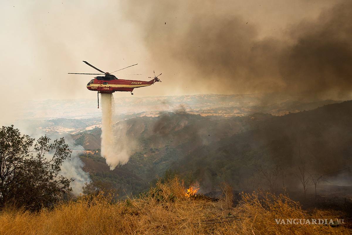 Desalojan a miles por incendio forestal en California