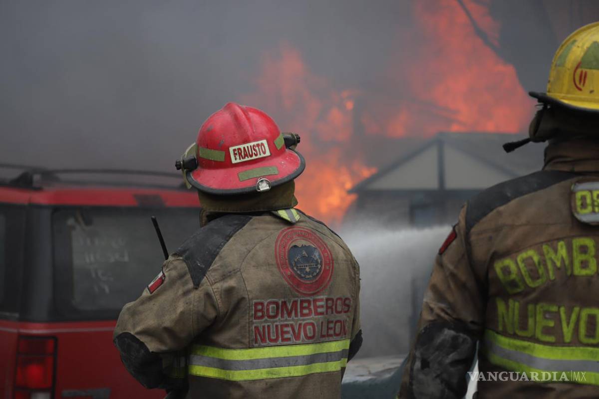 Fuerte incendio en corralón deja pérdidas millonarias, en Nuevo León