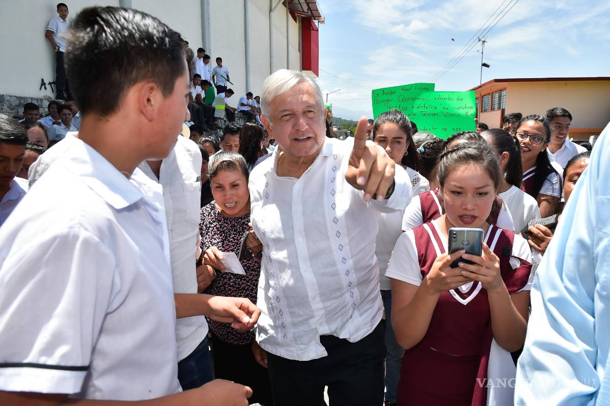 Acusa AMLO a farmacéuticas de realizar 'campaña negra' sobre falta de medicinas