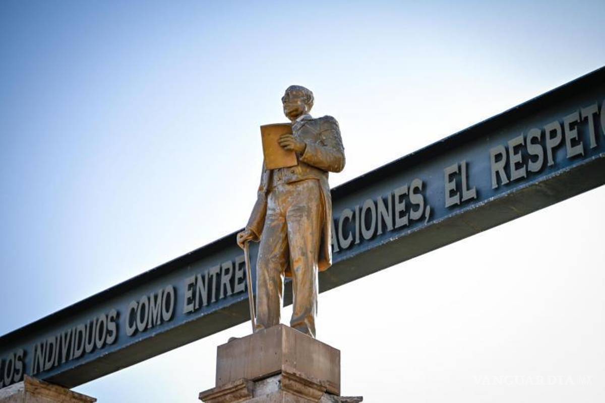 $!En la colonia El Pueblo, de Monclova, está la estatua del insigne personaje.