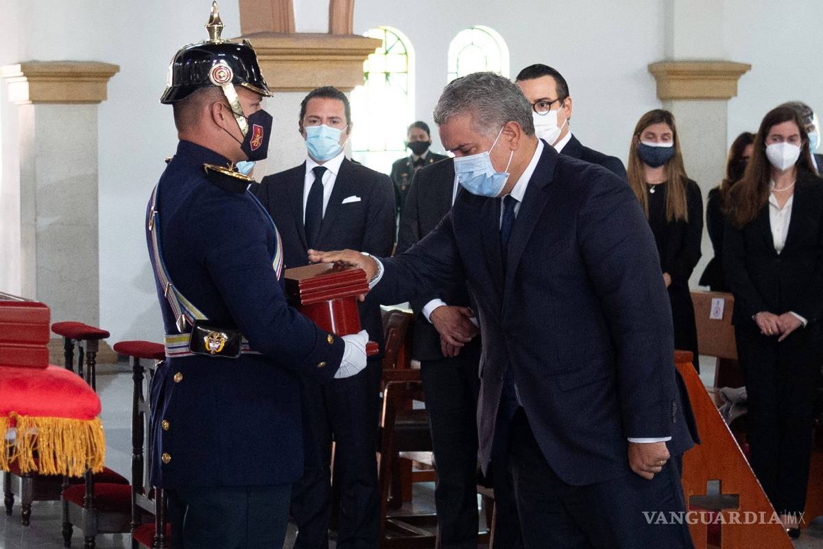 Muertes por COVID "arrugan el corazón": Iván Duque, presidente de Colombia