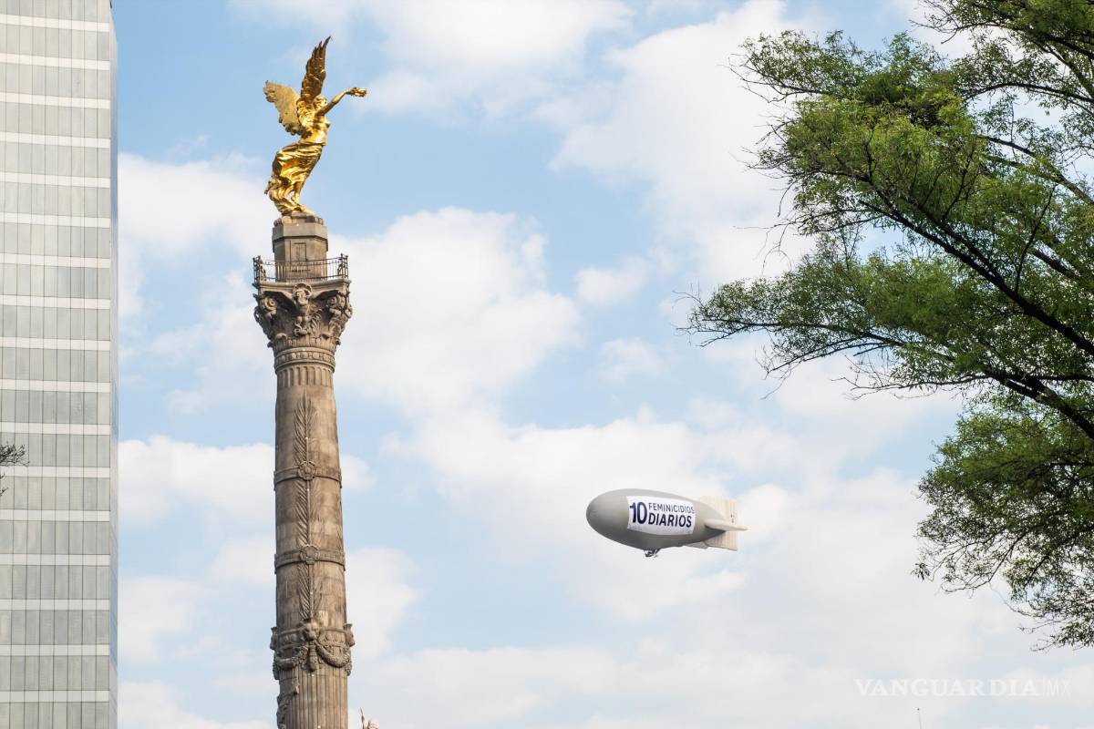 Tras muros y vallas, feministas toman los cielos de México; colocan mensaje en un zeppelin