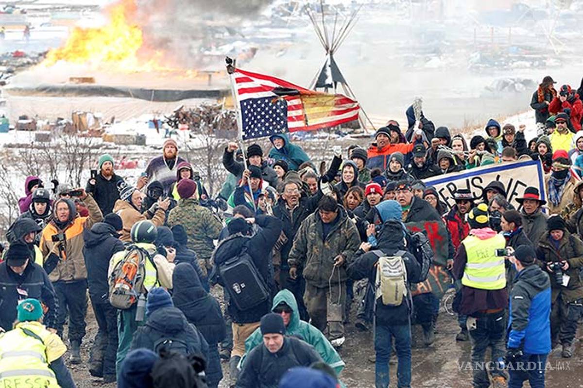 Se torna violento desalojo de campamento contra Dakota Acces